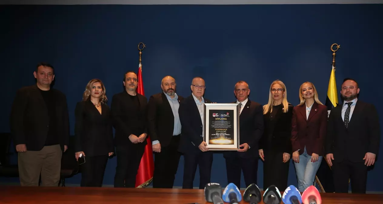 Fenerbahçe\'ye Altın Şeref Bayrağı