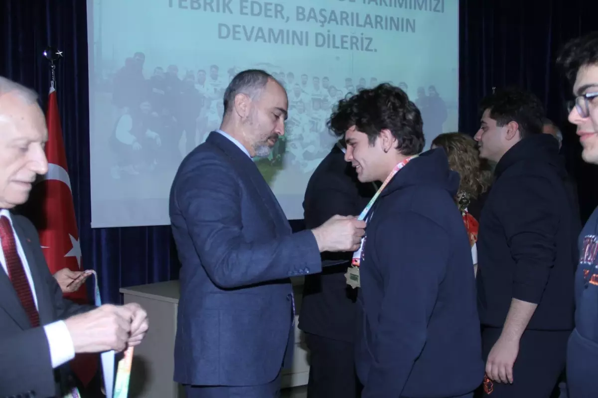 Üniversitelerarası Futbol Müsabakalarında Dereceye Girenler Ödüllerini Aldı
