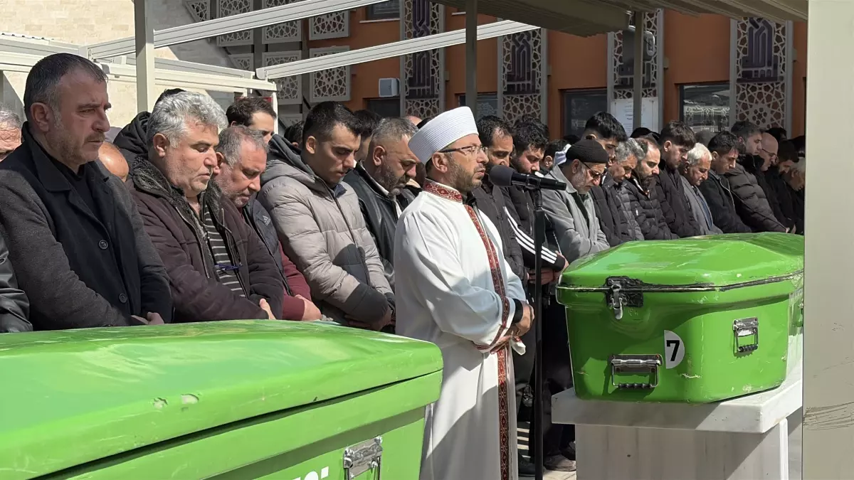 Aile İçi Cinayet: Baba ve Oğul Toprağa Verildi