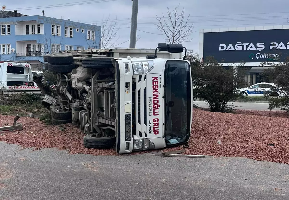 Ambulans Kamyonla Çarpıştı: 1 Ölü, 3 Yaralı