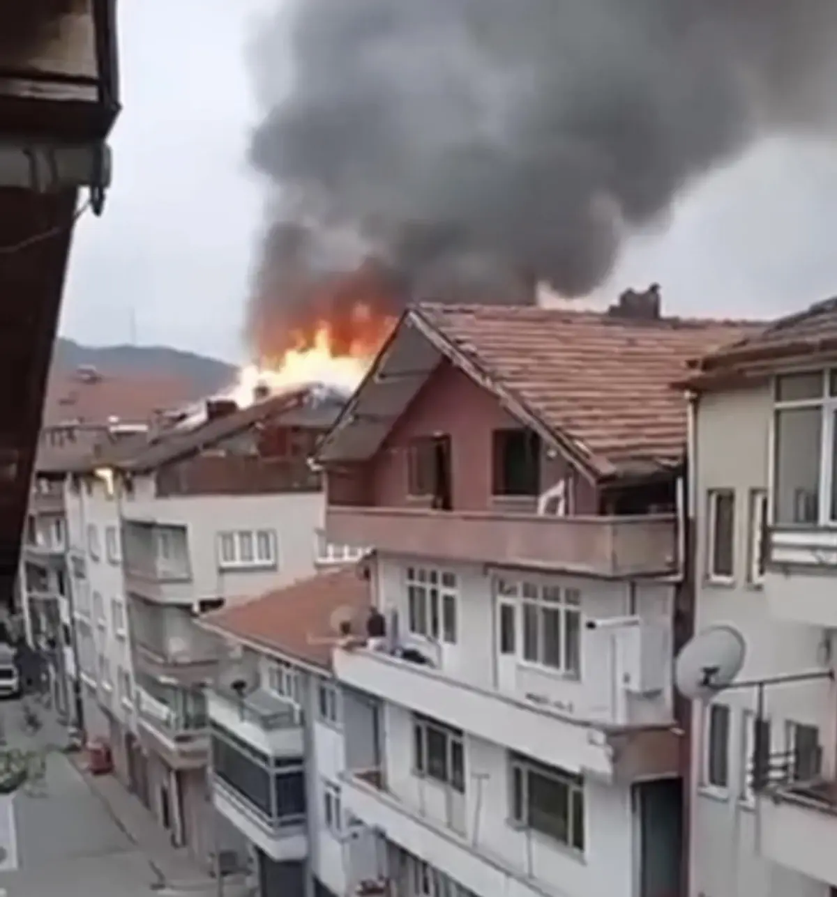 Kozcağız\'da 4 Katlı Binada Yangın Çıktı