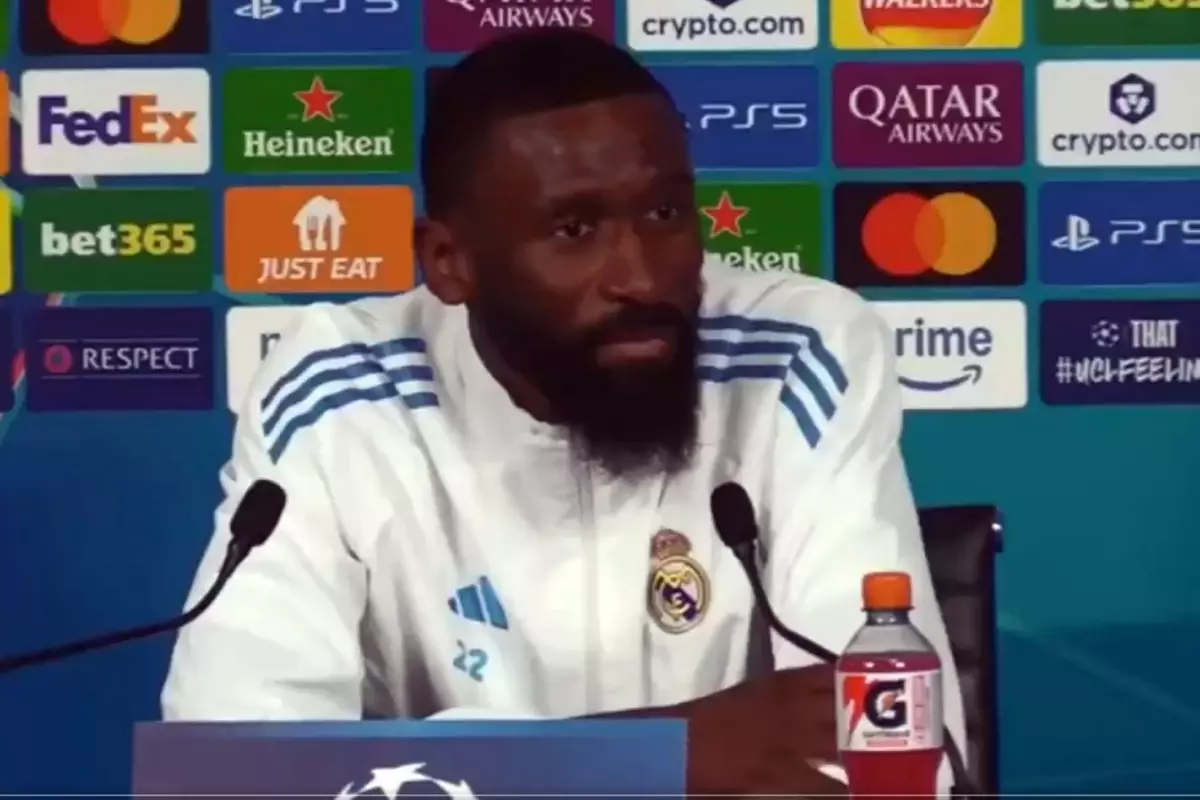 Bir anda yerinden fırladı! Rüdiger\'den basın toplantısına damga vuran hareket