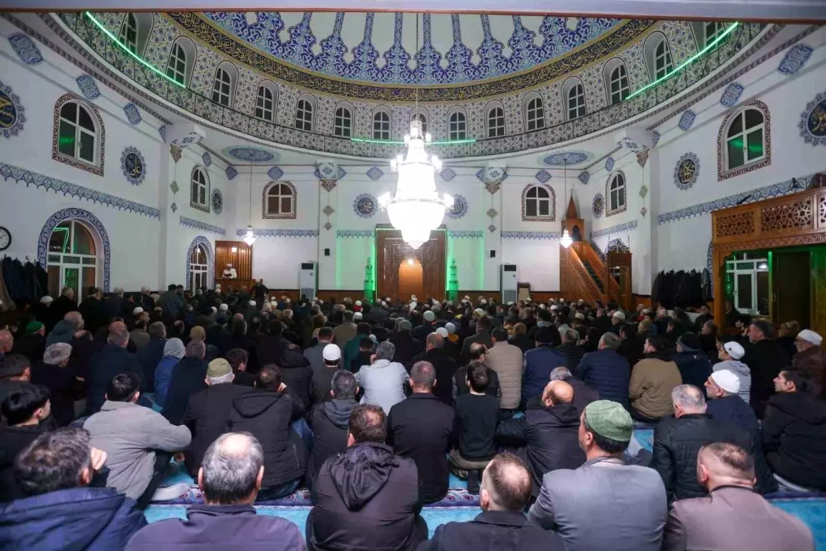 Canik\'te binler Kadir Gecesi\'nde ellerini semaya açtı