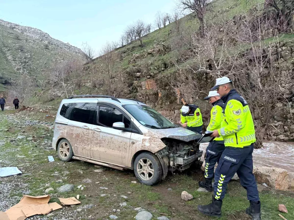 Hakkari\'de Kamyonet Kazası: 1 Yaralı