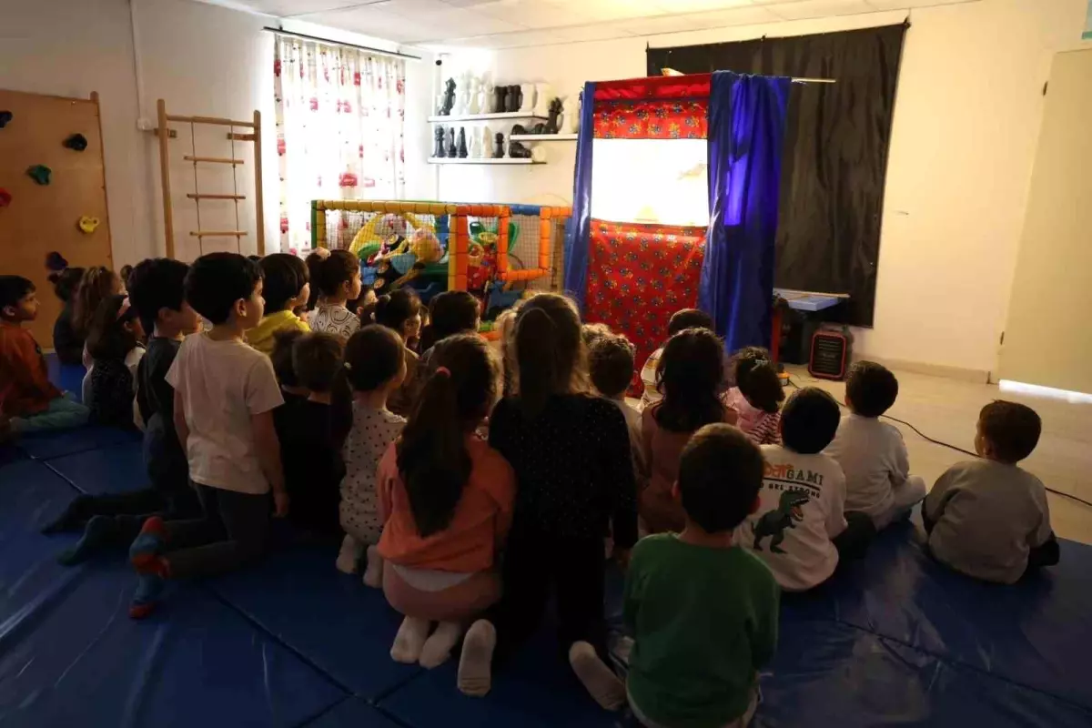 Didim Belediyesi minikleri Hacivat ve Karagöz ile buluşturdu