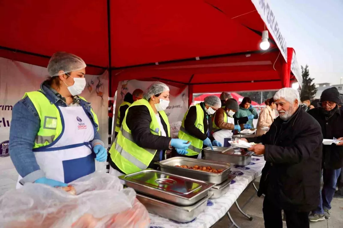 Didim\'de vatandaşlar Cumhuriyet Kent Meydanı\'nda kurulan iftar sofrasında buluştu