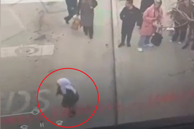 Dilencilik bahanesiyle kadının cüzdanını alıp kaçtı