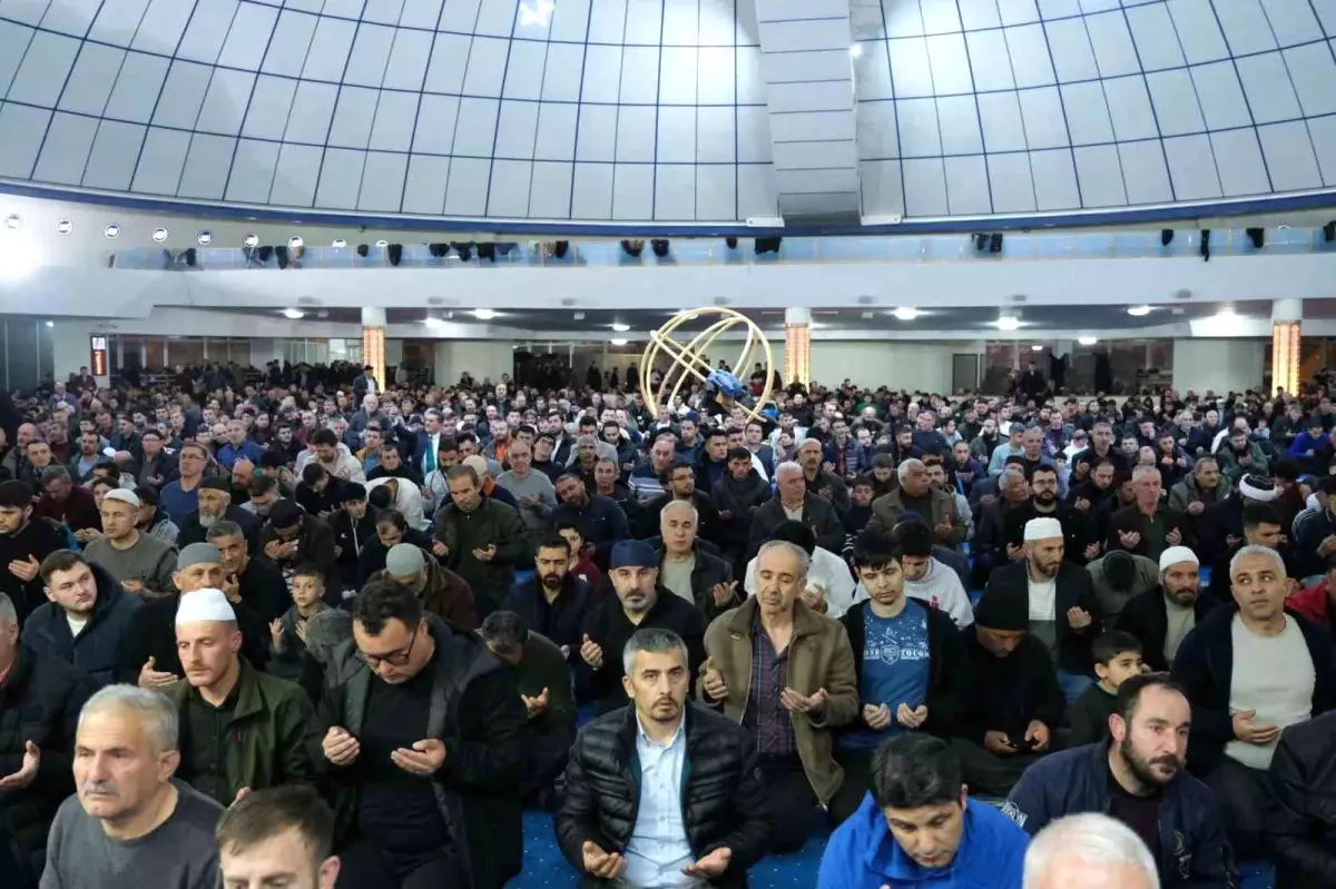 Erzincan\'da Kadir Gecesi İbadetle Geçirildi