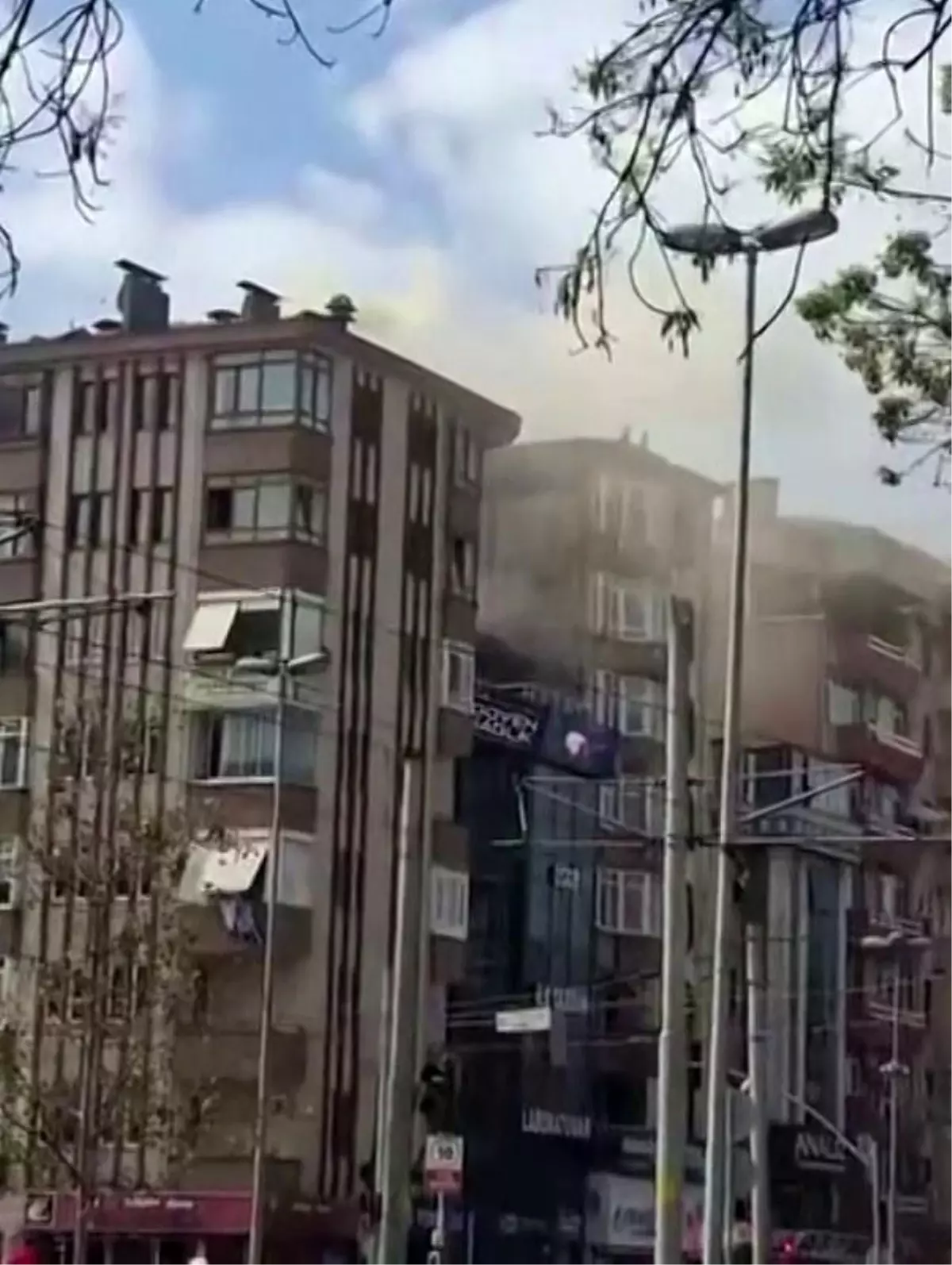 İzmit\'te Apartman Bacasında Yangın