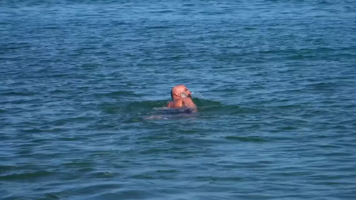 Kışın Soğuk Sularında Yüzüyor