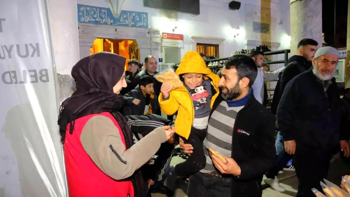 Kuyucak Belediyesi Kadir Gecesi\'nde vatandaşları unutmadı