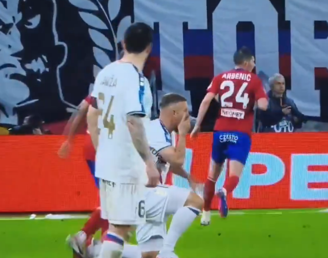 Maça girdi, 2 dakikada rakibini yumruklayıp çıktı