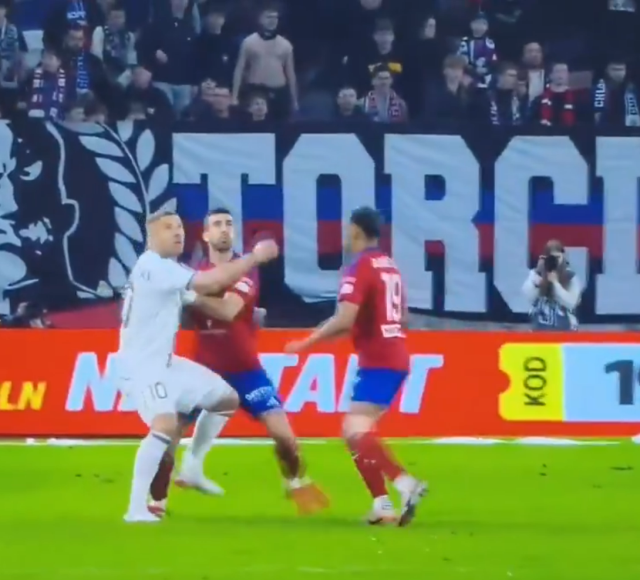 Maça girdi, 2 dakikada rakibini yumruklayıp çıktı