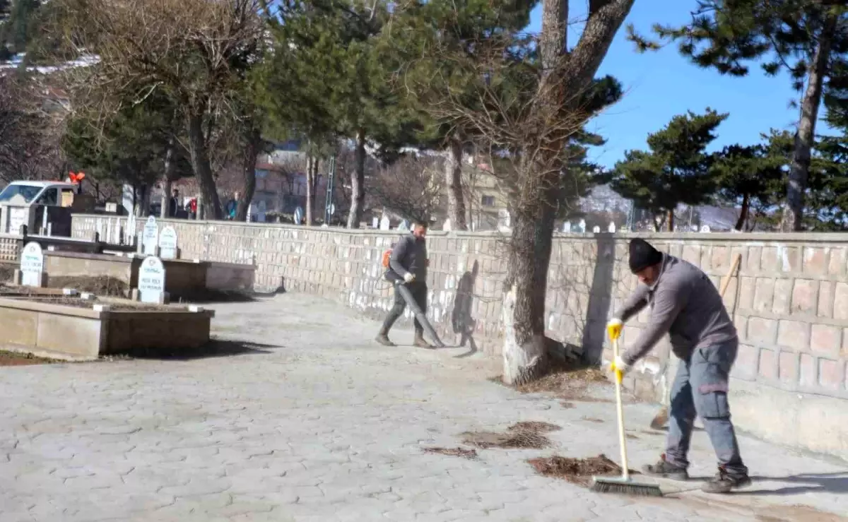 Melikgazi\'de mezarlıklar bayram için temizlendi