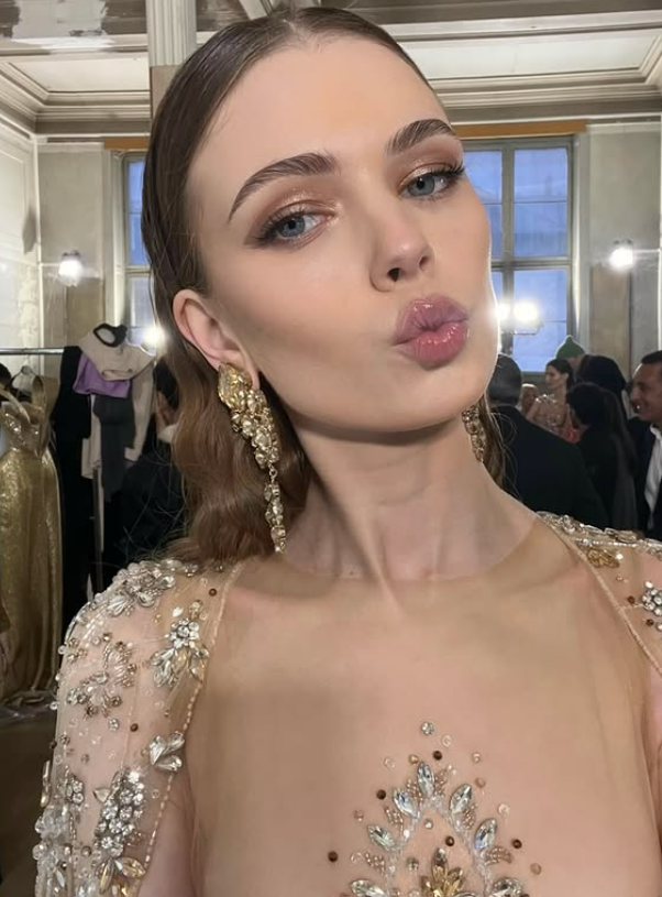 Milli yıldızımızın model sevgilisine beğeni yağıyor