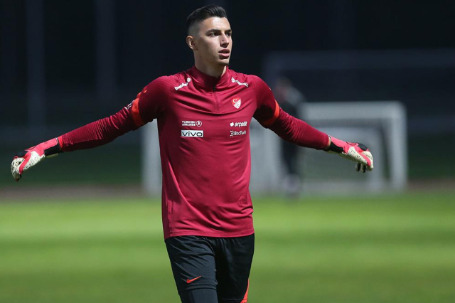 Milli yıldızımızın model sevgilisine beğeni yağıyor