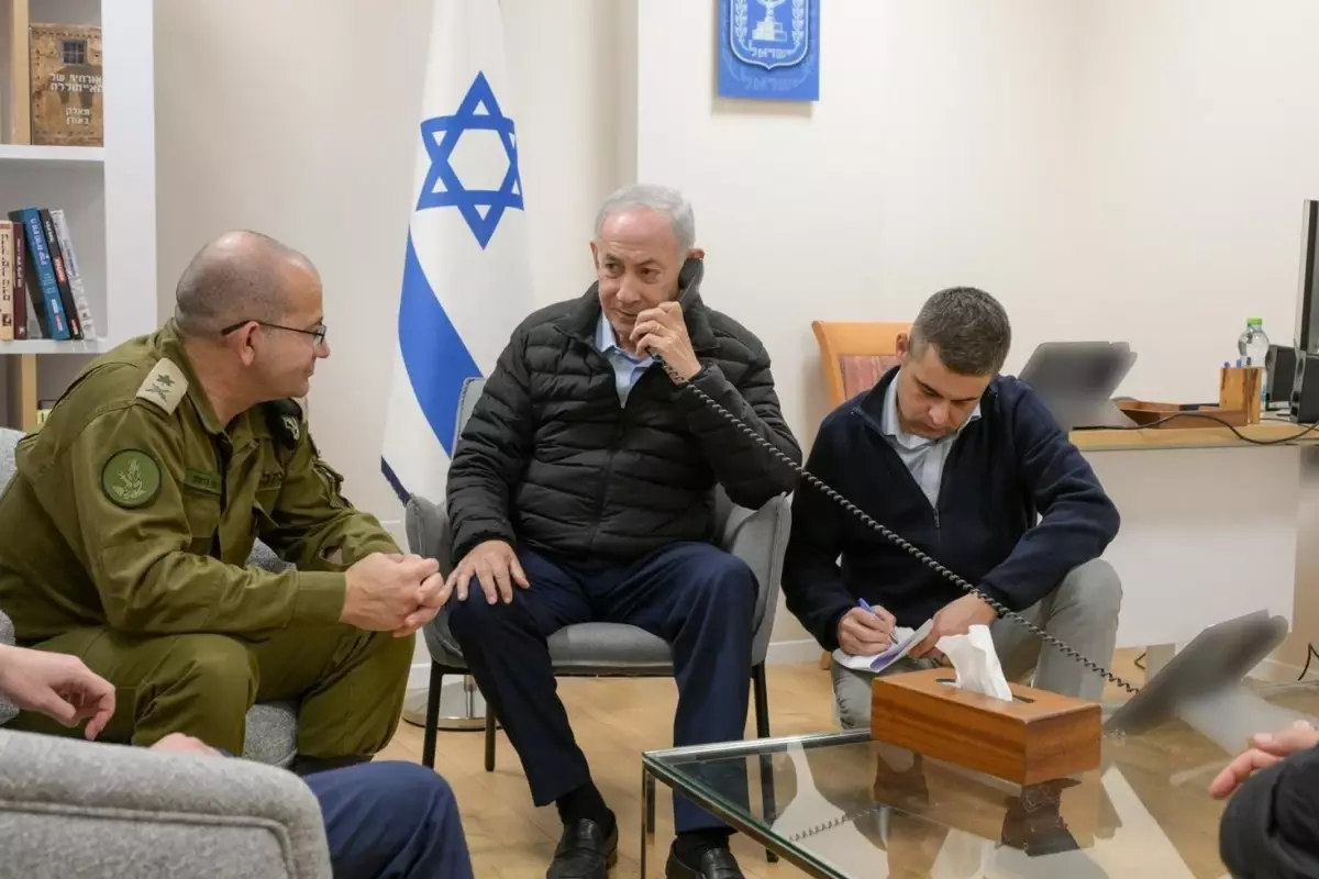Netanyahu\'nun harekat fotoğrafı tartışma tarattı