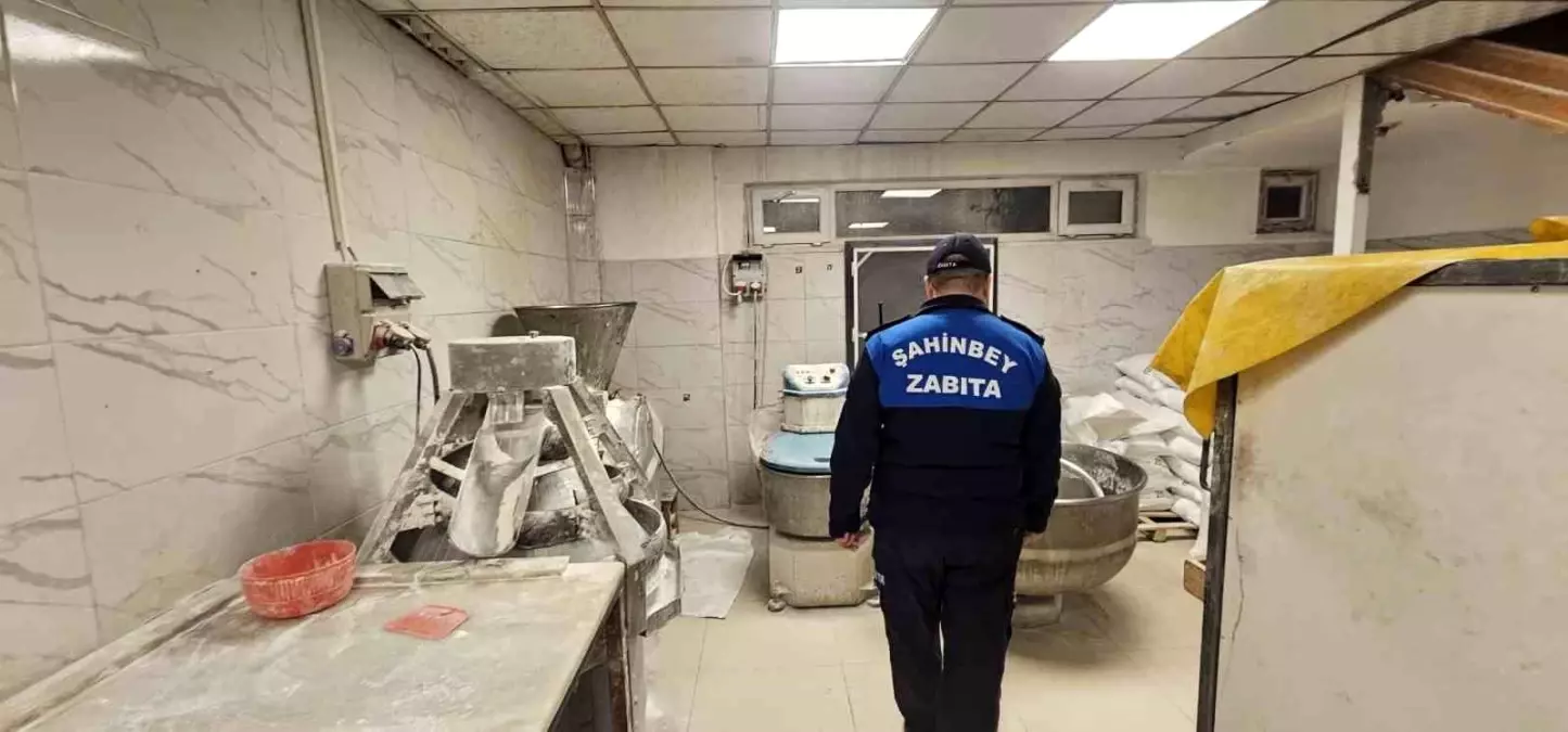 Şahinbey Belediyesi zabıta ekiplerinden gece denetimi