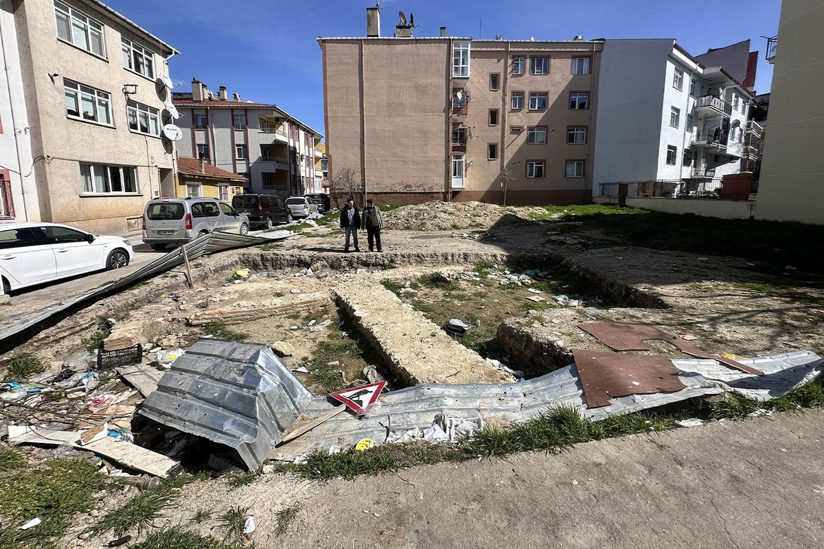 160 bin TL\'ye satın aldığı arsada tarihi cami kalıntıları çıktı, eli kolu bağlandı