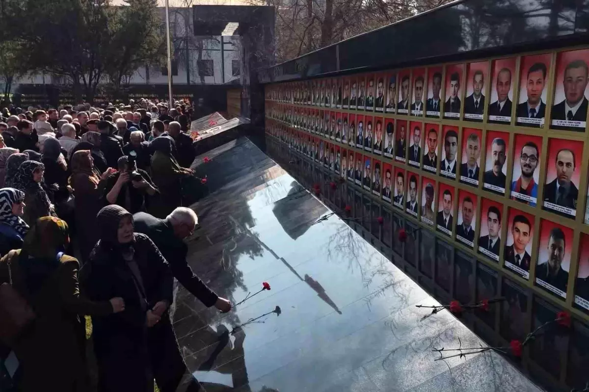 Şehit annelerinin evlat özlemi yürekleri dağladı: Fotoğraflarına bakıp dua ettiler