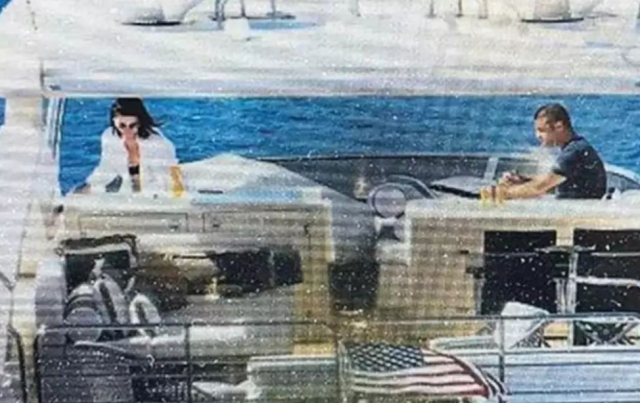 Sibel Can 11 yaş küçük sevgilisini hediyelere boğdu