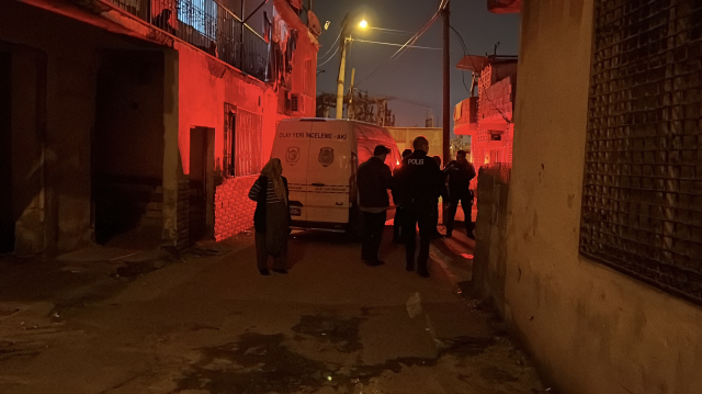 Silahlı kavgada evinin önünde duran genç kadın başından vurularak hayatını kaybetti Silahlı kavgada evinin önünde duran genç kadın başından vurularak hayatını kaybetti