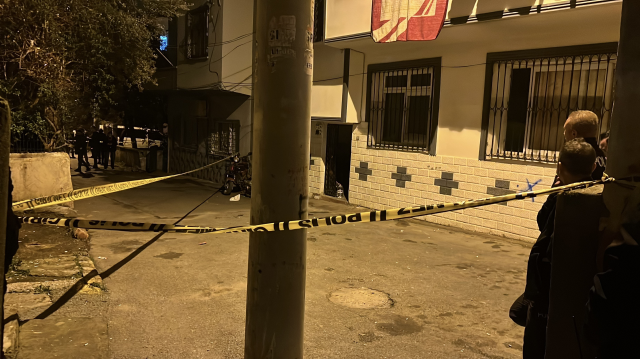 Silahlı kavgada evinin önünde duran genç kadın başından vurularak hayatını kaybetti Silahlı kavgada evinin önünde duran genç kadın başından vurularak hayatını kaybetti