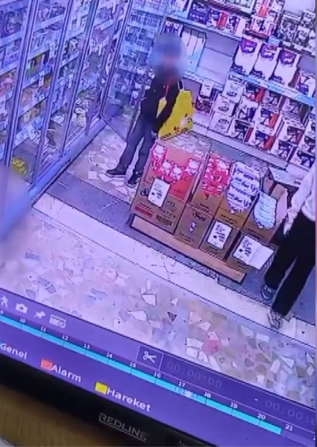 İki çocuğun marketten tereyağı çaldığı anlar kamerada