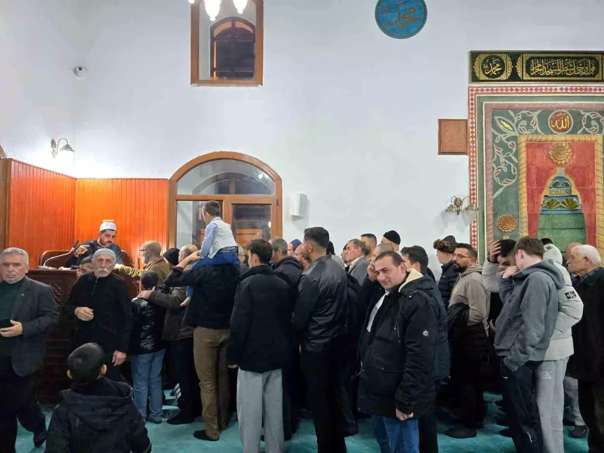 Tercan\'da Kadir Gecesi\'nde Sakal-ı Şerif Ziyareti