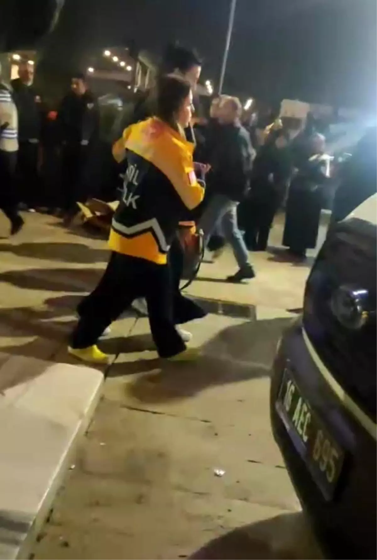 Ulu Camii\'de Baygınlık Geçiren Kadına Yardım