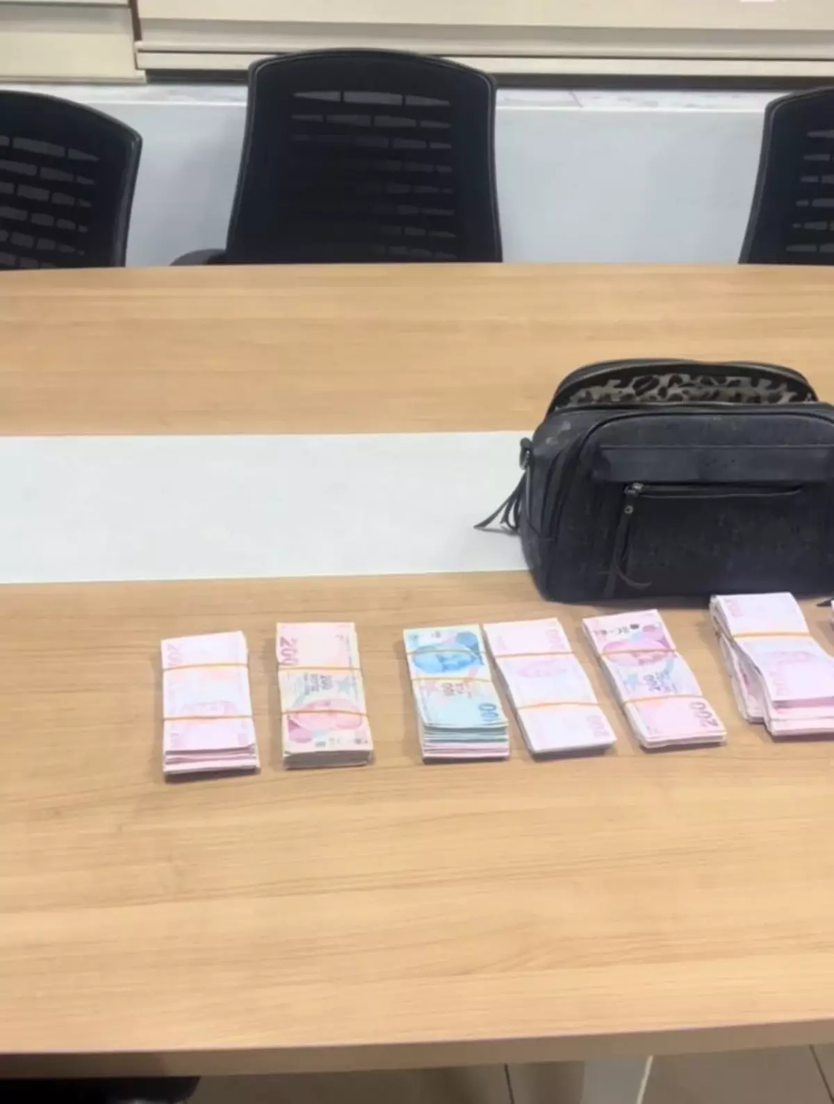 Duyarlı Muhtarlar, Yolda Bulunan 176 Bin Liralık Çantayı Sahibine Ulaştırdı