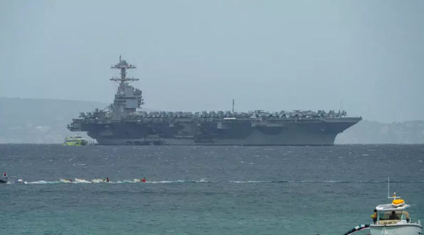 ABD'nin dev uçak gemisi yangın sonrası Girit'teki limana çekiliyor