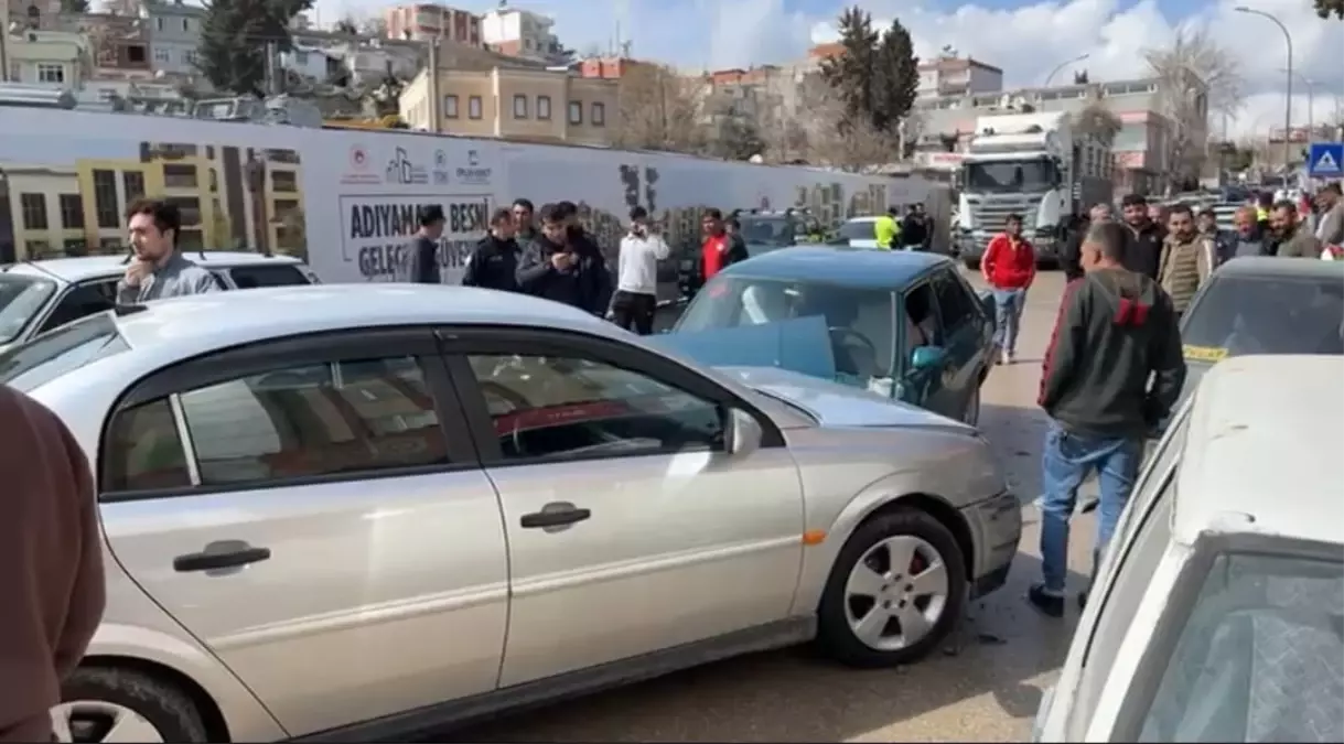 Besni\'de Zincirleme Kaza: 6 Yaralı