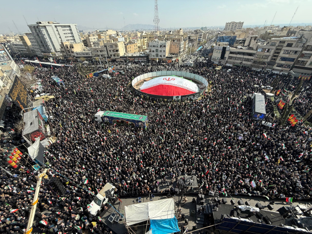 Ali Laricani son yolculuğuna uğurlanıyor! İran'dan gövde gösterisi gibi cenaze töreni