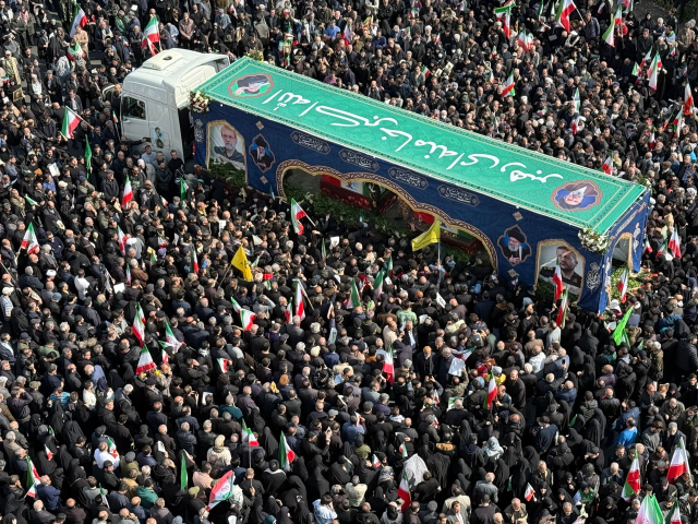 Ali Laricani son yolculuğuna uğurlanıyor! İran'dan gövde gösterisi gibi cenaze töreni