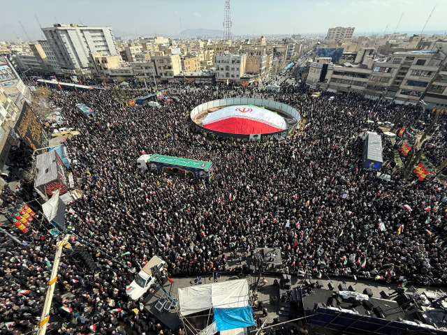 Ali Laricani son yolculuğuna uğurlanıyor! İran'dan gövde gösterisi gibi cenaze töreni