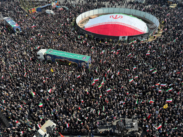 Ali Laricani son yolculuğuna uğurlanıyor! İran'dan gövde gösterisi gibi cenaze töreni