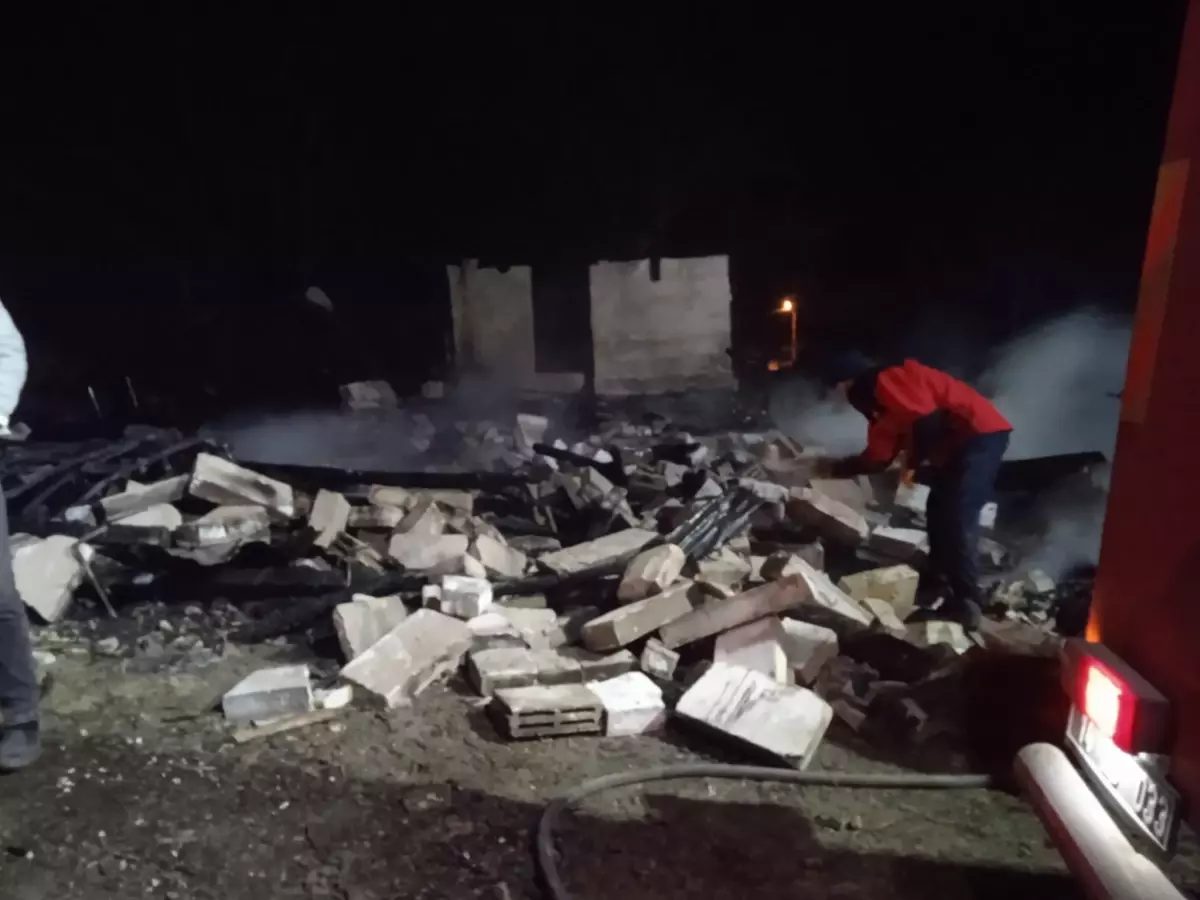 Mudurnu\'da Ahşap Ev Yangında Kül Oldu