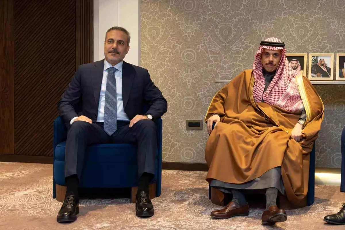 Hakan Fidan Riyad\'da Üçlü Zirve