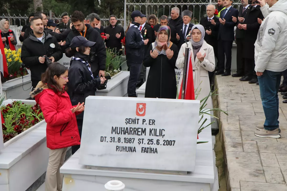 Elif, hiç görmediği şehit dayısının fotoğrafını öpüp, defalarca okşadı