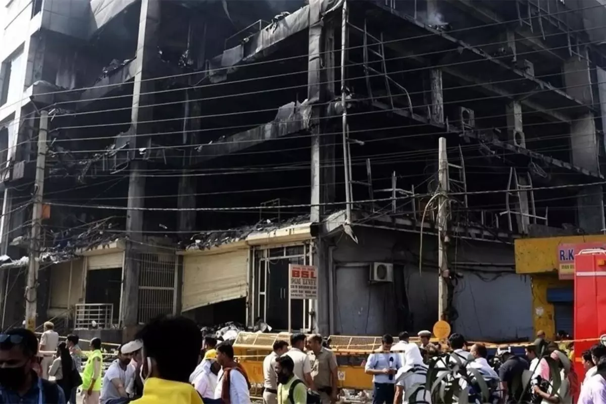 Hindistan\'da çok katlı binada çıkan yangında 7 kişi öldü