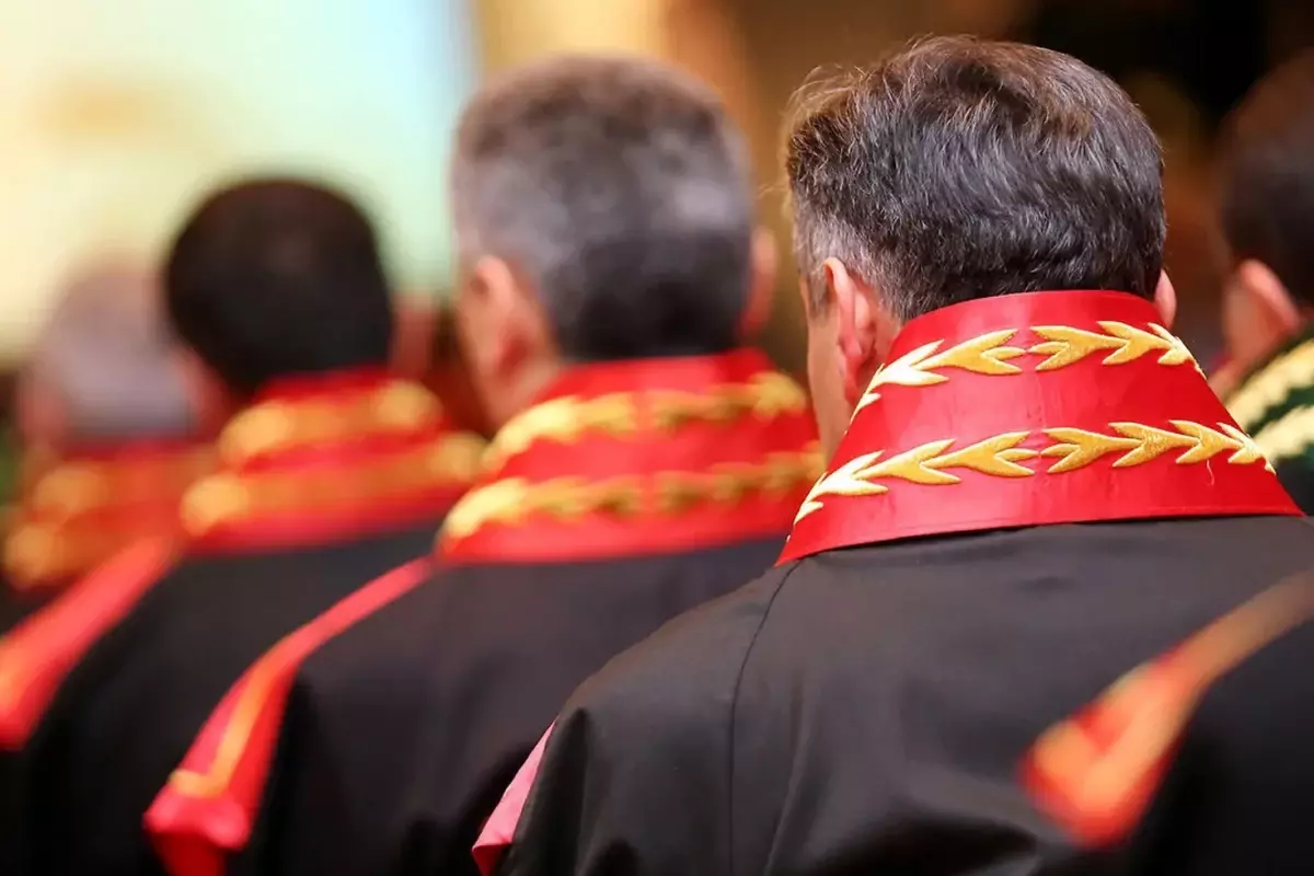 HSK\'dan sürpriz kararname! 12 hakim ve savcının görev yeri değişti