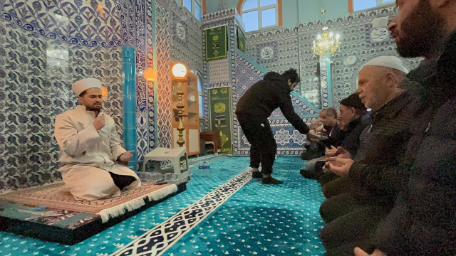 İmamın cemaate telefon tepkisi