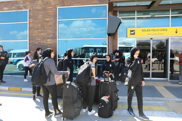 İran kadın futbol takımı Türkiye üzerinden ülkelerine döndü
