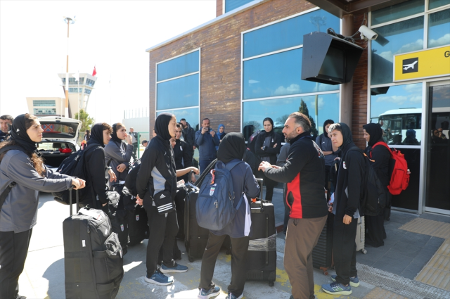İran kadın futbol takımı Türkiye üzerinden ülkelerine döndü