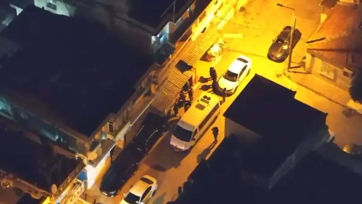 İzmir\'de Silah ve Uyuşturucu Operasyonu