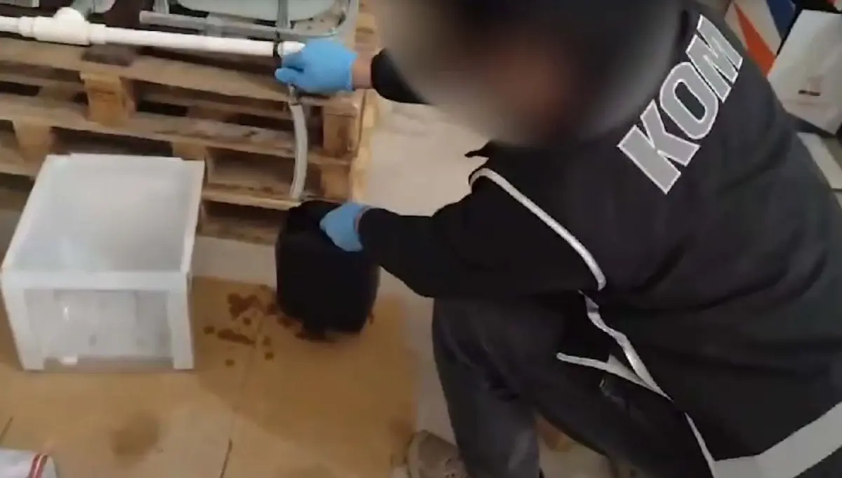 İzmir\'de 40 Ton Sahte Alkol Operasyonu