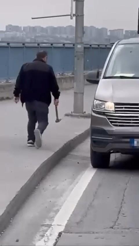 Motokuryenin üzerine çekiçle yürüyen minibüs şoförü kaydedildiğini görünce çark etti