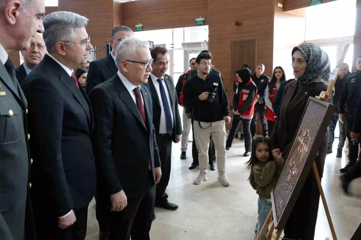 Şehit ve gazi yakınlarının yaptığı el emeği tablolar sergilendi