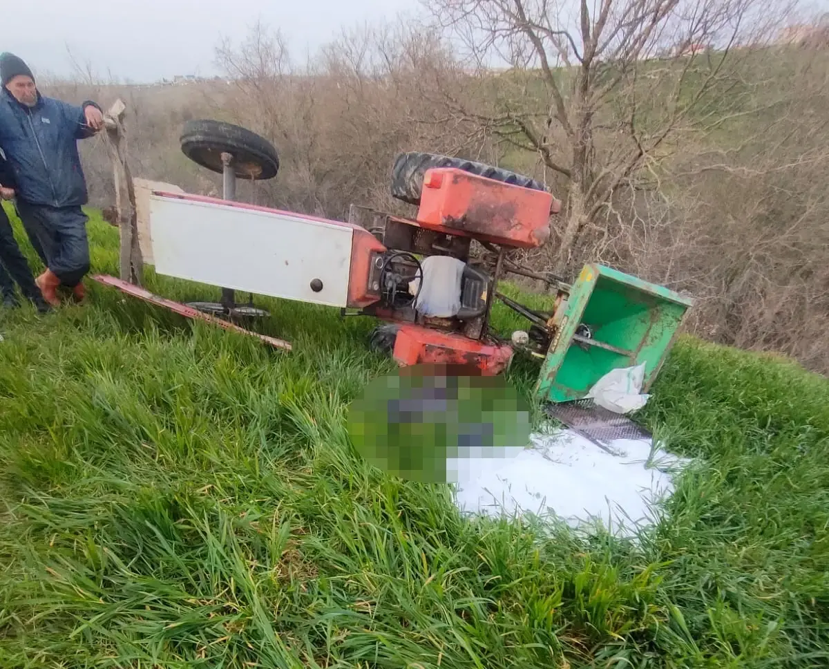 Traktör Devrildi: 55 Yaşındaki Sürücü Hayatını Kaybetti